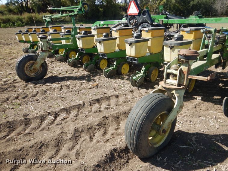 image for item DG4624 John Deere 7300 Max Emerge 2 no-till planter