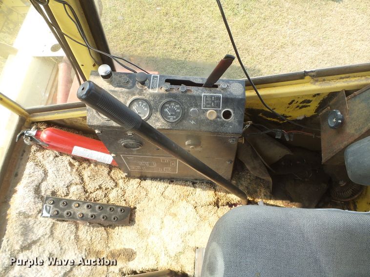 image for item DG8303 New Holland 1100  windrower