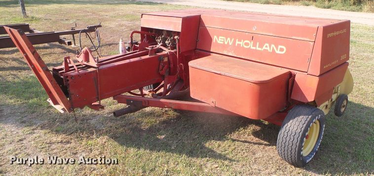 image for item DG8304 New Holland 320  small square baler