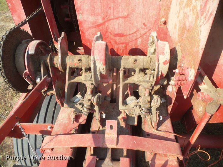 image for item DG8304 New Holland 320  small square baler