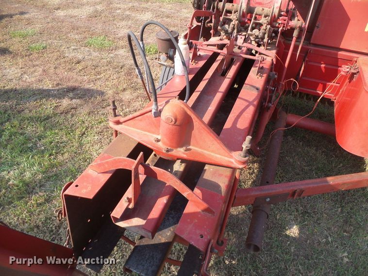 image for item DG8304 New Holland 320  small square baler