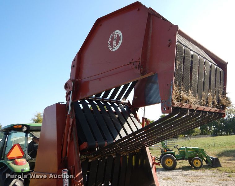 image for item DI8316 1982 Hesston 5580  round baler