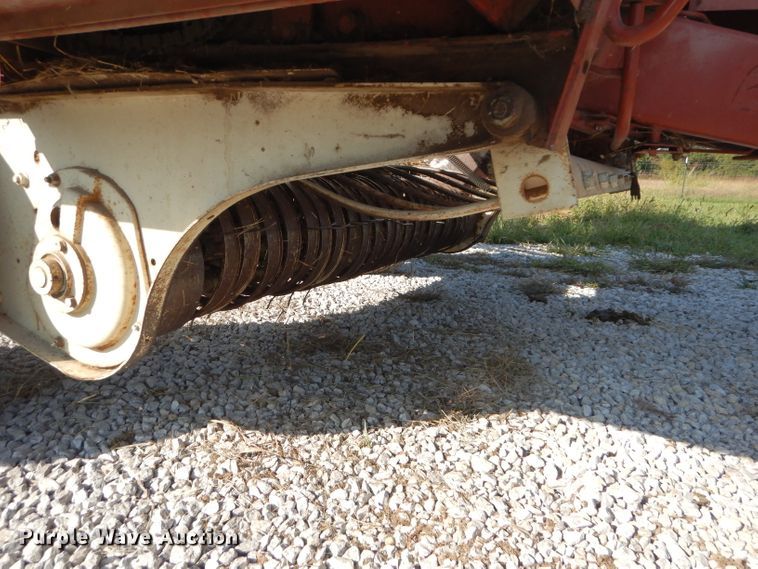 image for item DI8316 1982 Hesston 5580  round baler