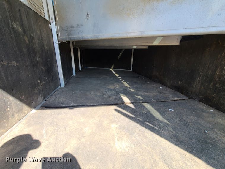 image for item DY9959 2003 Exiss GNC-720-T horse trailer