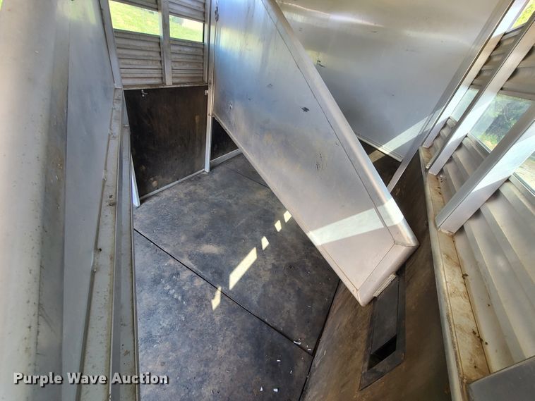 image for item DY9959 2003 Exiss GNC-720-T horse trailer