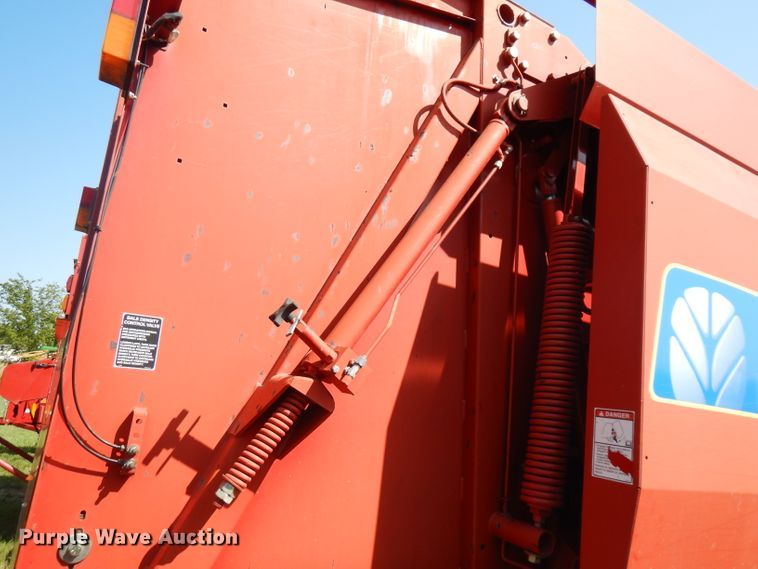 image for item FR9108 New Holland BR7070  round baler