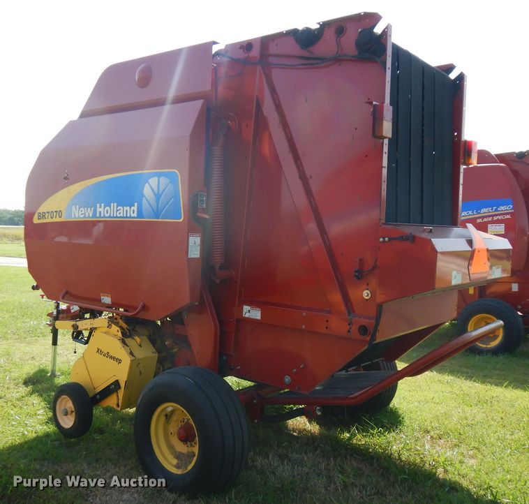 image for item FR9109 2012 New Holland BR7070  round baler