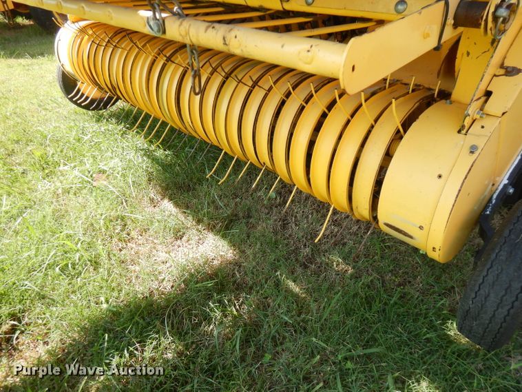 image for item FR9109 2012 New Holland BR7070  round baler