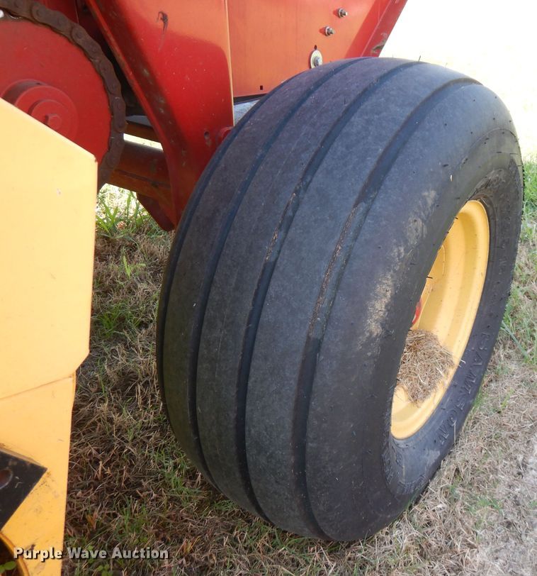 image for item FR9109 2012 New Holland BR7070  round baler