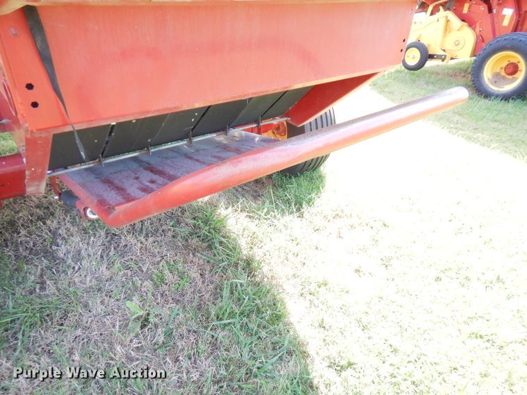 image for item FR9109 2012 New Holland BR7070  round baler