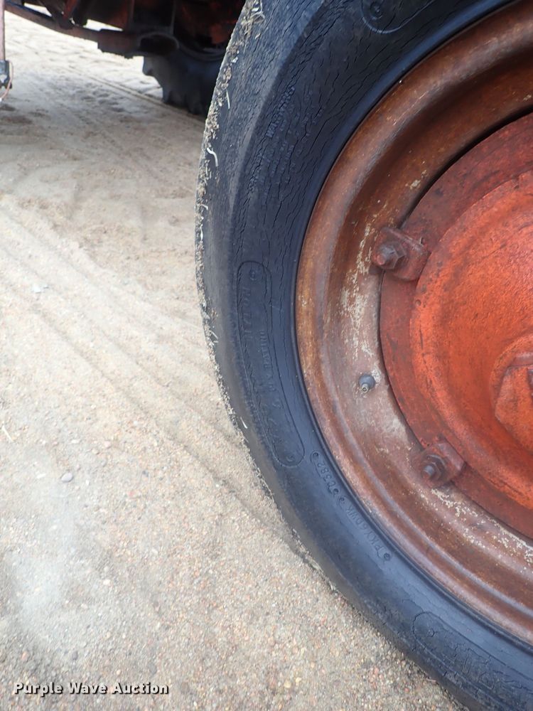 image for item GN9143 Case 900B  tractor