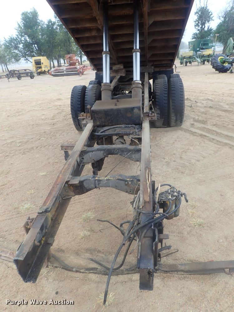 image for item GN9151 Steel grain bed on chassis