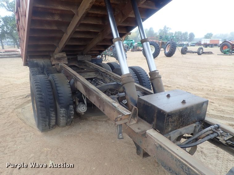 image for item GN9151 Steel grain bed on chassis