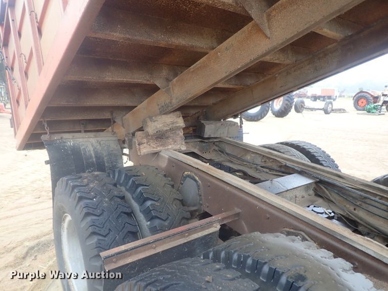 image for item GN9151 Steel grain bed on chassis