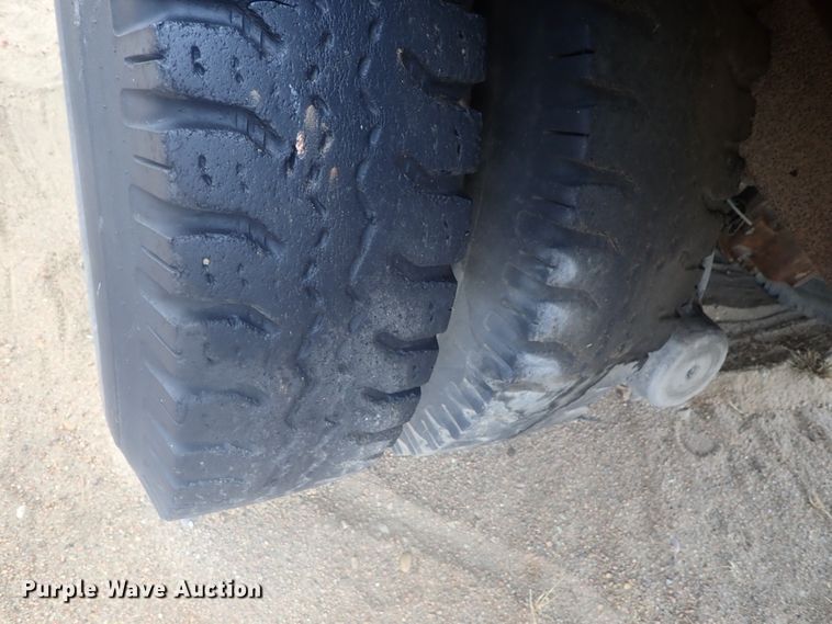 image for item GN9151 Steel grain bed on chassis