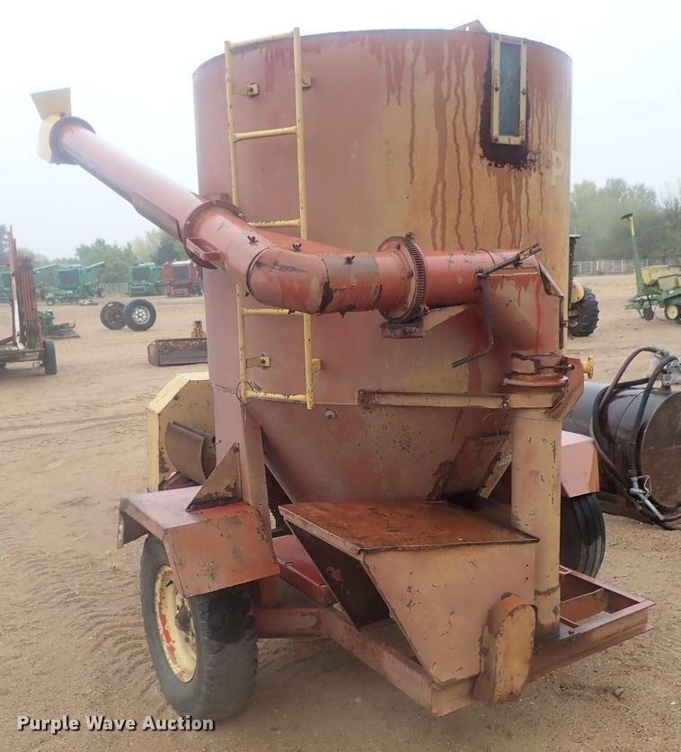 Papec 870 feed mixer/grinder in Kinsley, KS Item GN9175 sold Purple