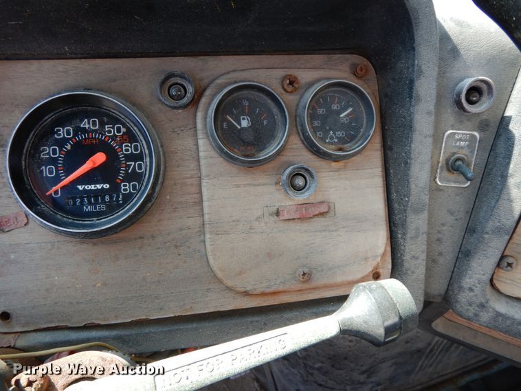 image for item HJ9735 1987 White WCM  fertilizer delivery truck