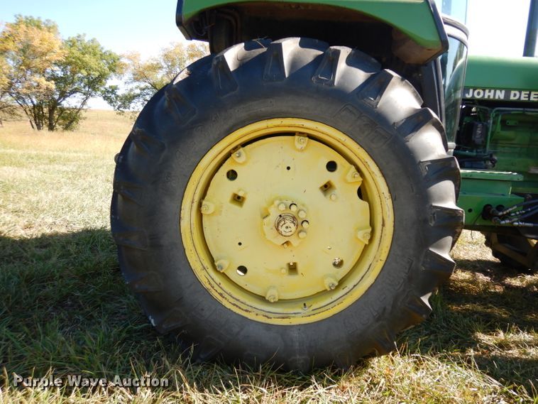 image for item HN9306 1988 John Deere 2955  MFWD tractor