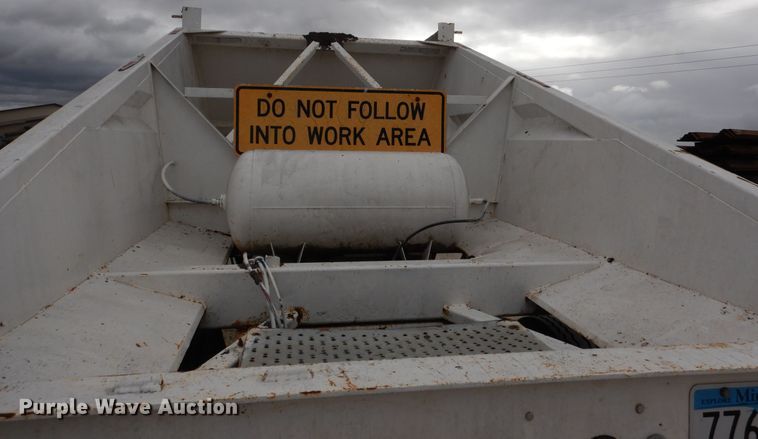 image for item AF9951 1998 Corn Belt S-4202-W bottom dump trailer