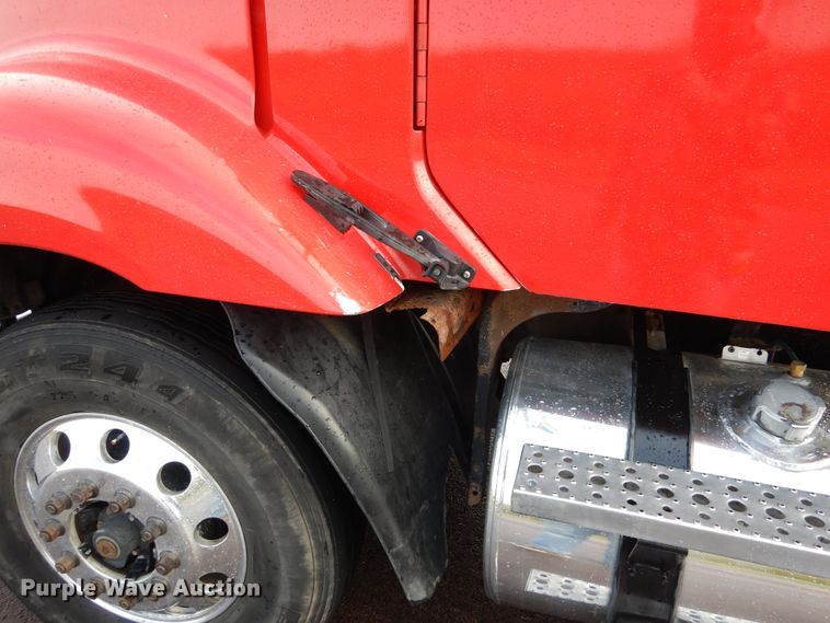 image for item AF9956 2006 Freightliner Columbia  semi truck