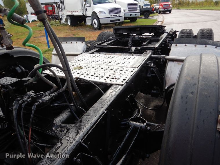 image for item AF9956 2006 Freightliner Columbia  semi truck