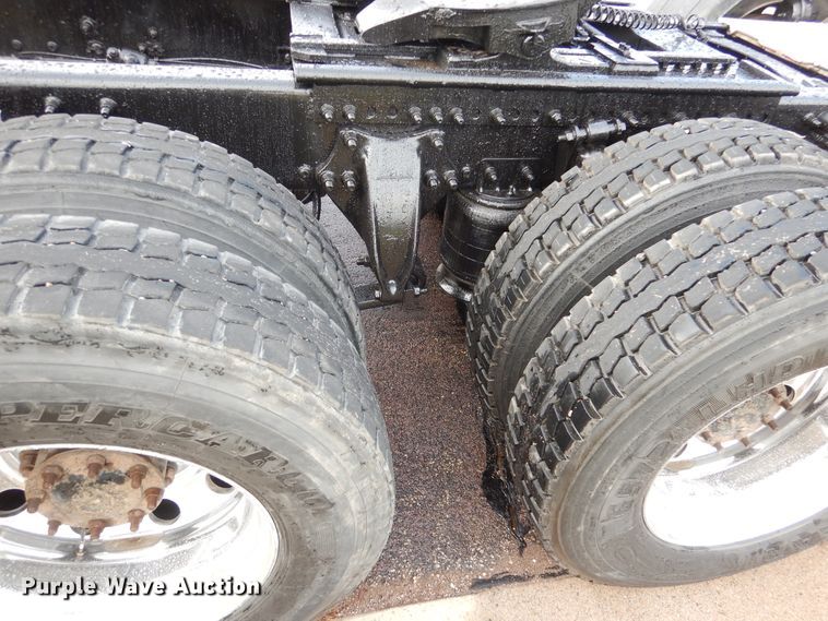 image for item AF9956 2006 Freightliner Columbia  semi truck