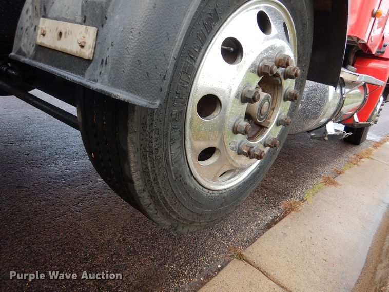 image for item AF9956 2006 Freightliner Columbia  semi truck