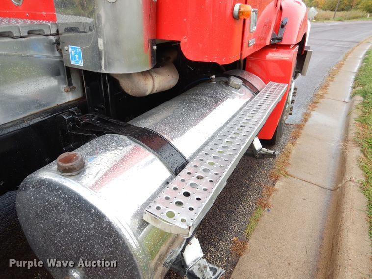 image for item AF9956 2006 Freightliner Columbia  semi truck