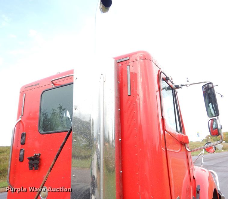 image for item AF9956 2006 Freightliner Columbia  semi truck