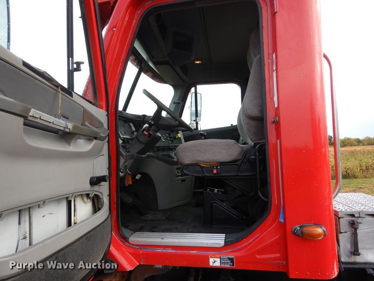 image for item AF9956 2006 Freightliner Columbia  semi truck