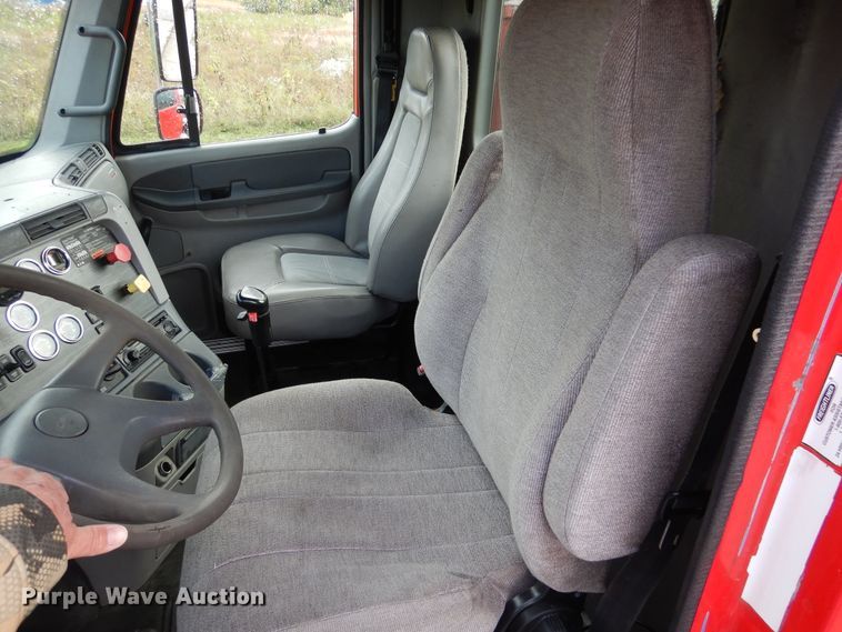 image for item AF9956 2006 Freightliner Columbia  semi truck