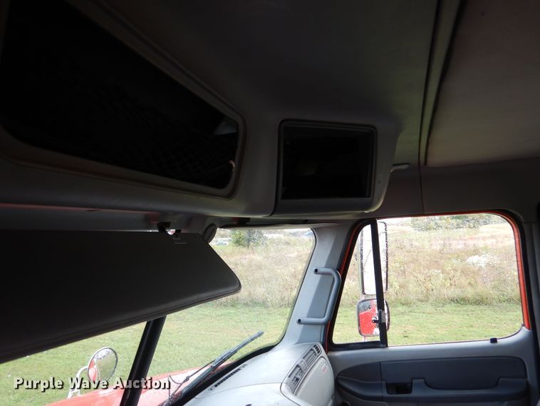 image for item AF9956 2006 Freightliner Columbia  semi truck