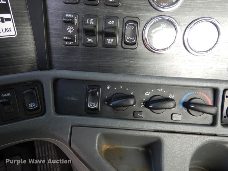 image for item AF9956 2006 Freightliner Columbia  semi truck