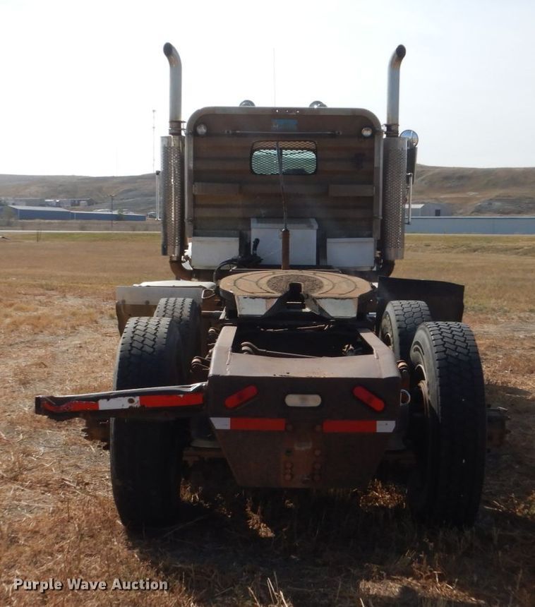 image for item DC8883 1998 Freightliner FLD  semi truck