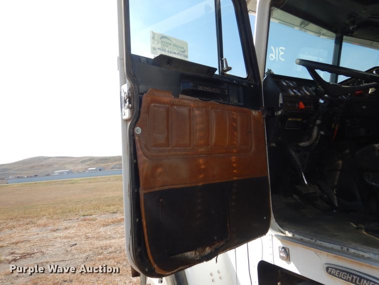 image for item DC8883 1998 Freightliner FLD  semi truck