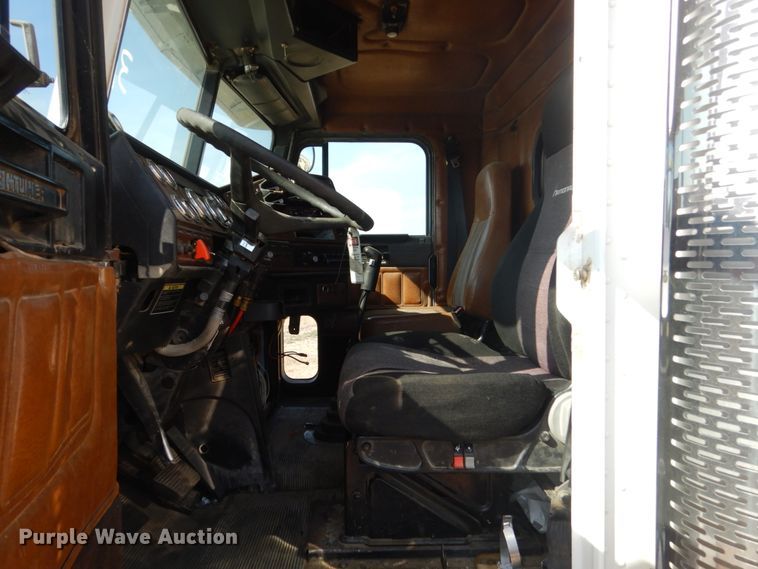 image for item DC8883 1998 Freightliner FLD  semi truck