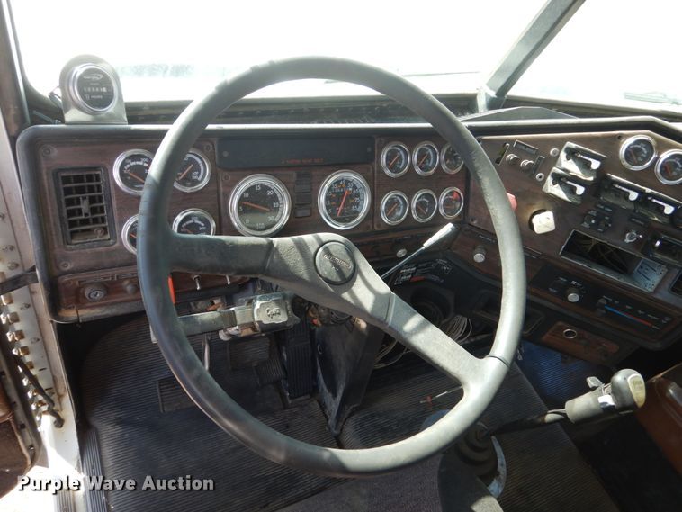 image for item DC8883 1998 Freightliner FLD  semi truck