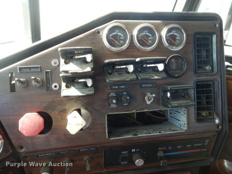 image for item DC8883 1998 Freightliner FLD  semi truck