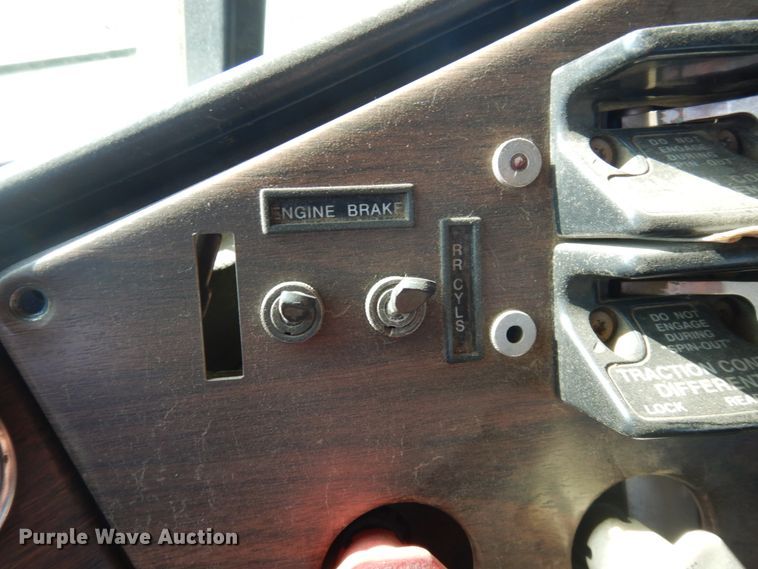 image for item DC8883 1998 Freightliner FLD  semi truck