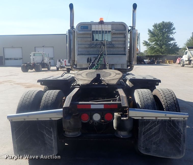 image for item DE0736 2003 Freightliner FLD12064SD  semi truck