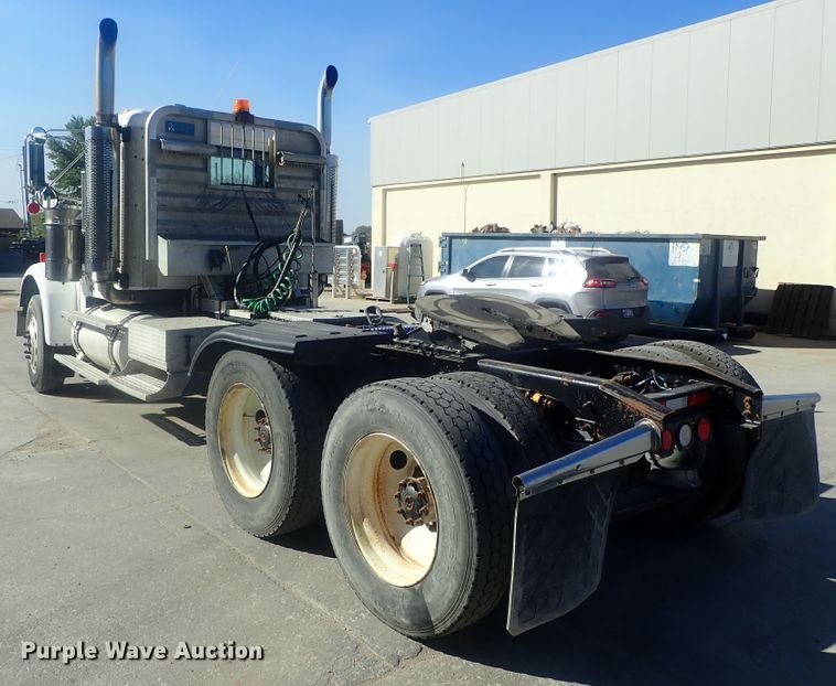 image for item DE0736 2003 Freightliner FLD12064SD  semi truck