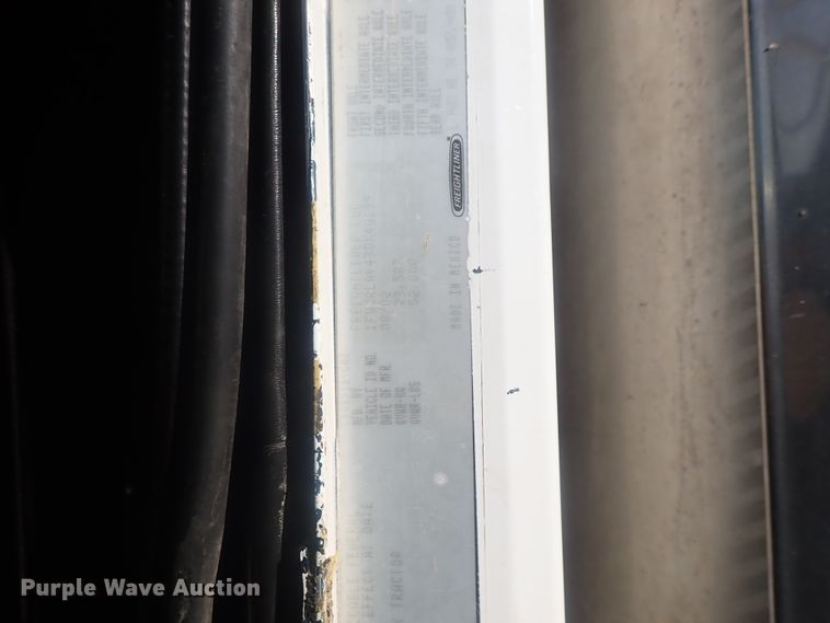 image for item DE0736 2003 Freightliner FLD12064SD  semi truck