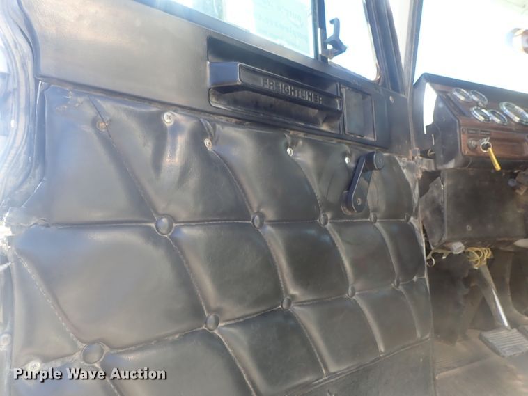 image for item DE0736 2003 Freightliner FLD12064SD  semi truck