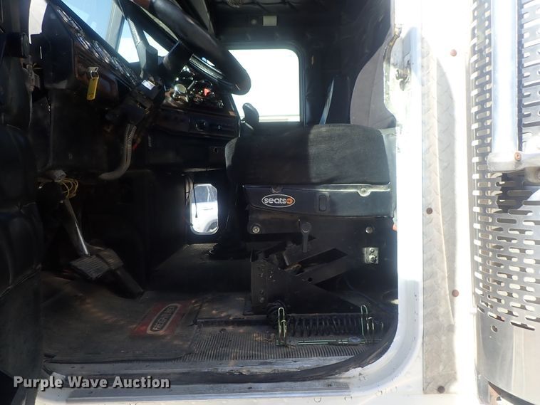 image for item DE0736 2003 Freightliner FLD12064SD  semi truck