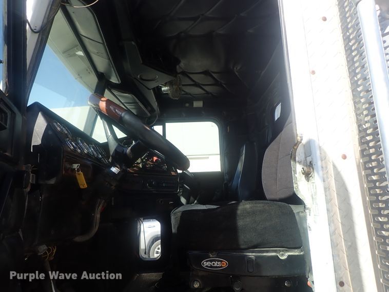 image for item DE0736 2003 Freightliner FLD12064SD  semi truck