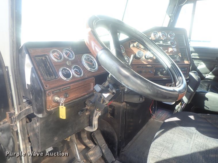 image for item DE0736 2003 Freightliner FLD12064SD  semi truck