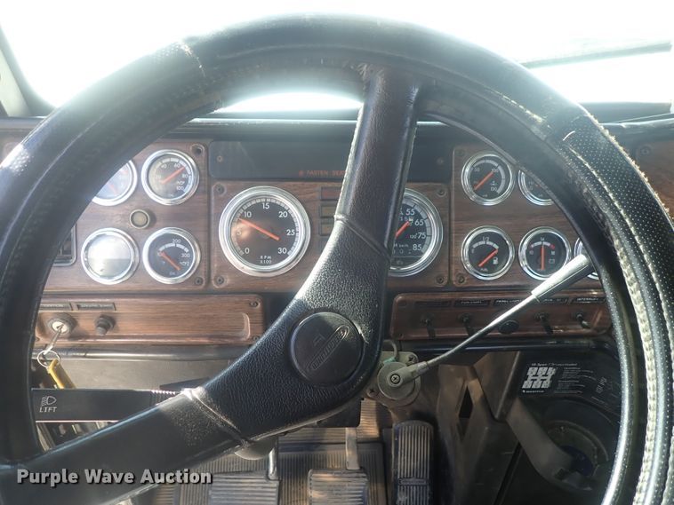 image for item DE0736 2003 Freightliner FLD12064SD  semi truck