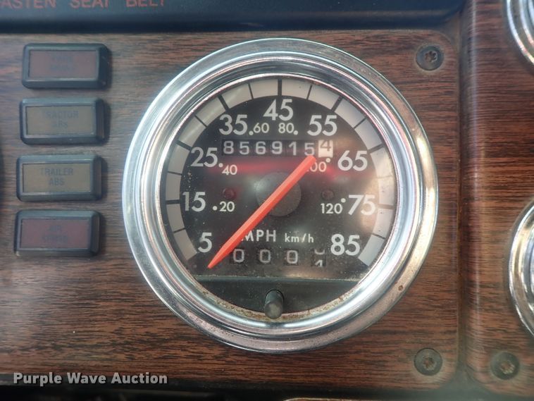 image for item DE0736 2003 Freightliner FLD12064SD  semi truck