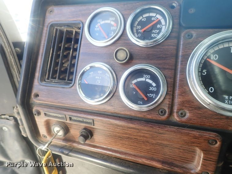 image for item DE0736 2003 Freightliner FLD12064SD  semi truck