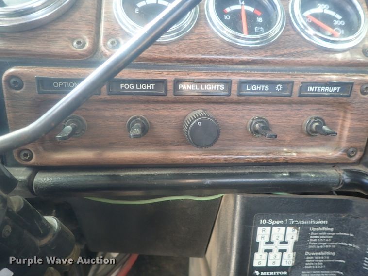 image for item DE0736 2003 Freightliner FLD12064SD  semi truck